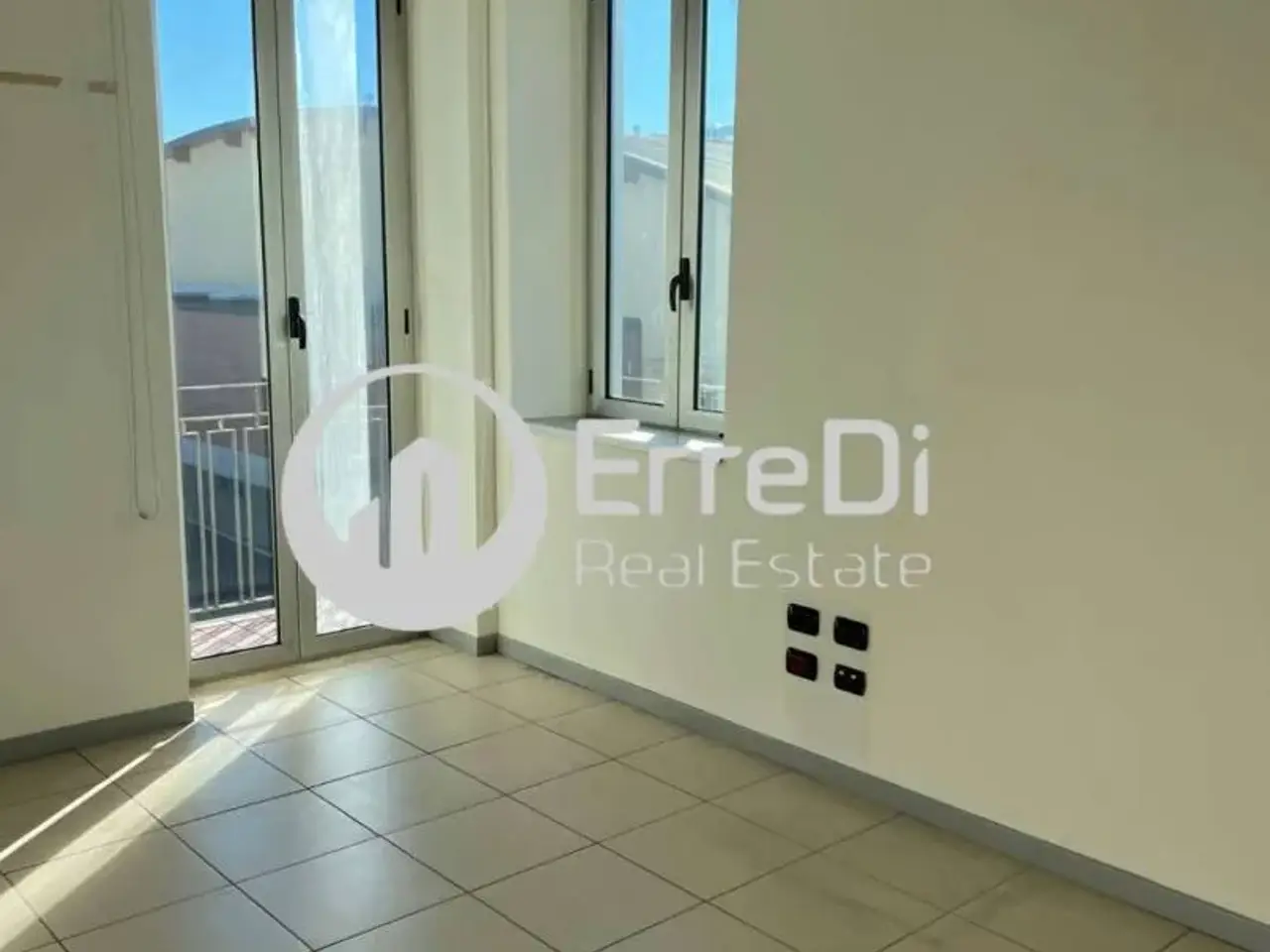 Ufficio in Via Vittorio Veneto 32 Samarate, Samarate, {3} - Foto 2