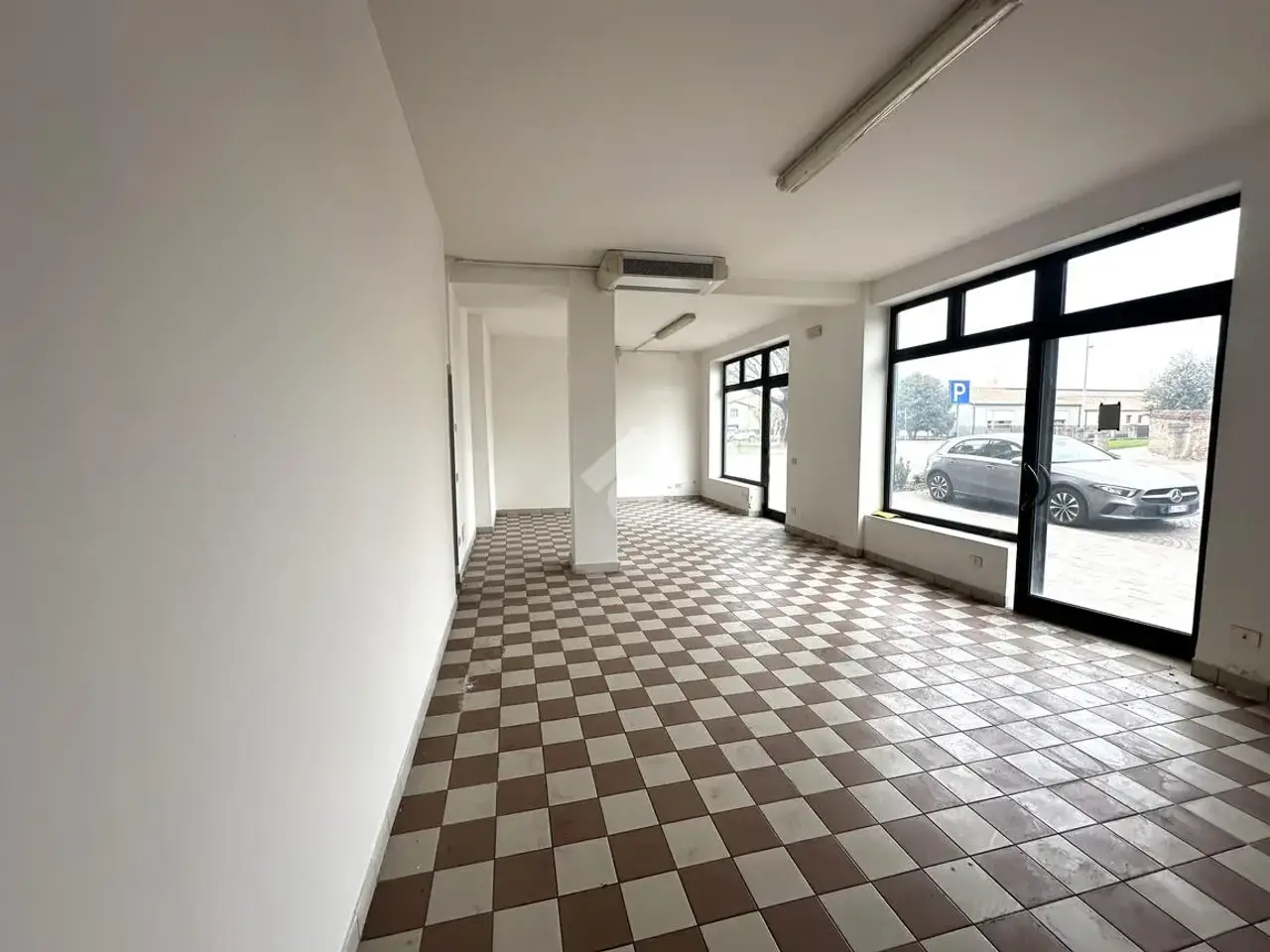 Negozio in Via Centro 12, Castelfranco Veneto, {3} - Foto 1