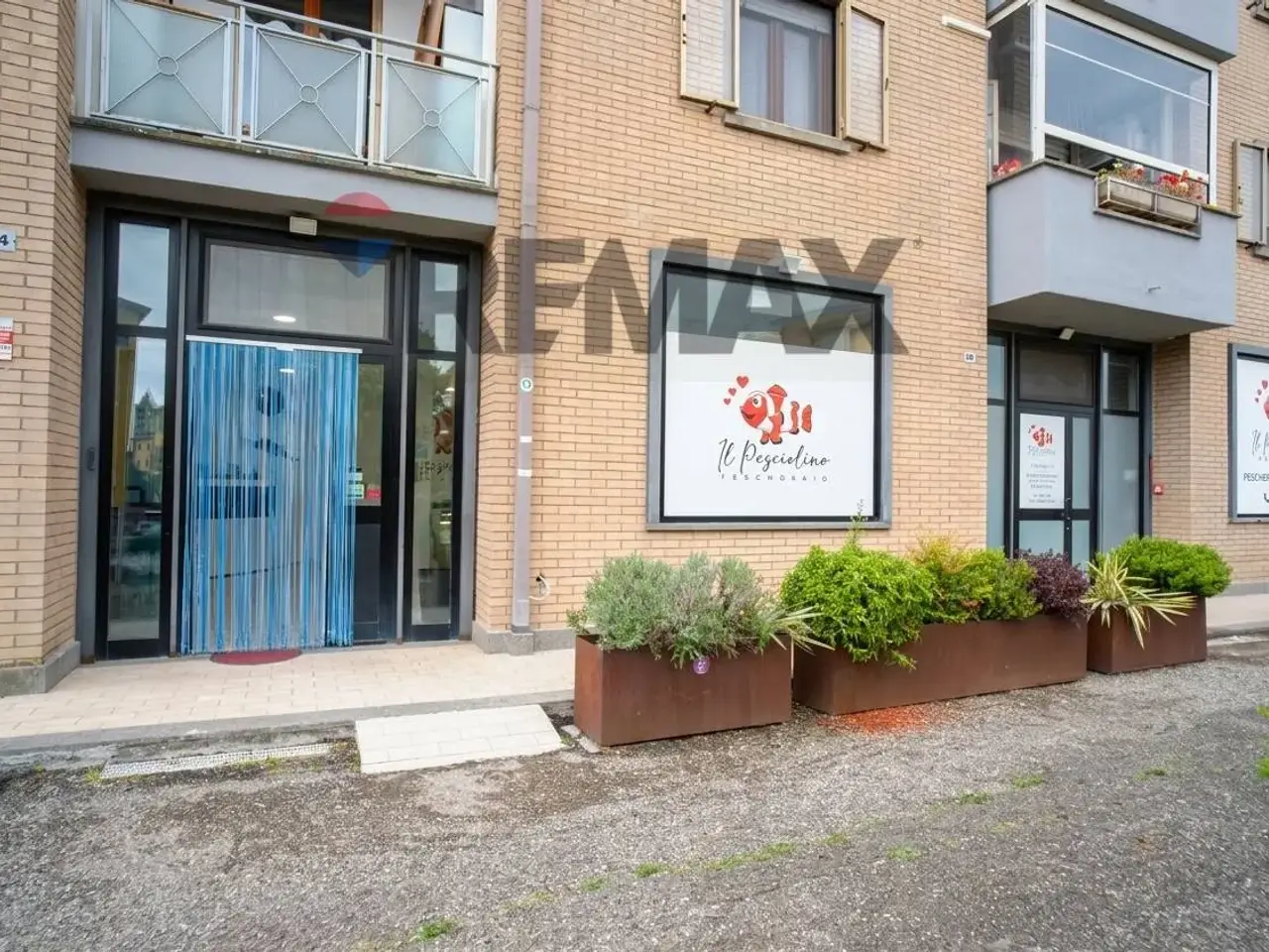Esercizio commerciale in Via Castello Vetulonia 24, Viterbo, {3} - Foto 2