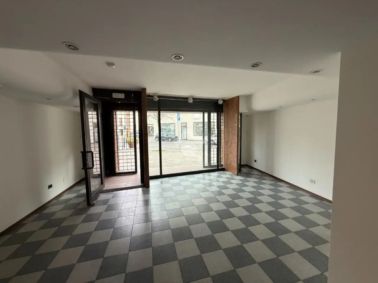 Negozio in Piazza Rovereto 149, Thiene, {3} - Foto 1