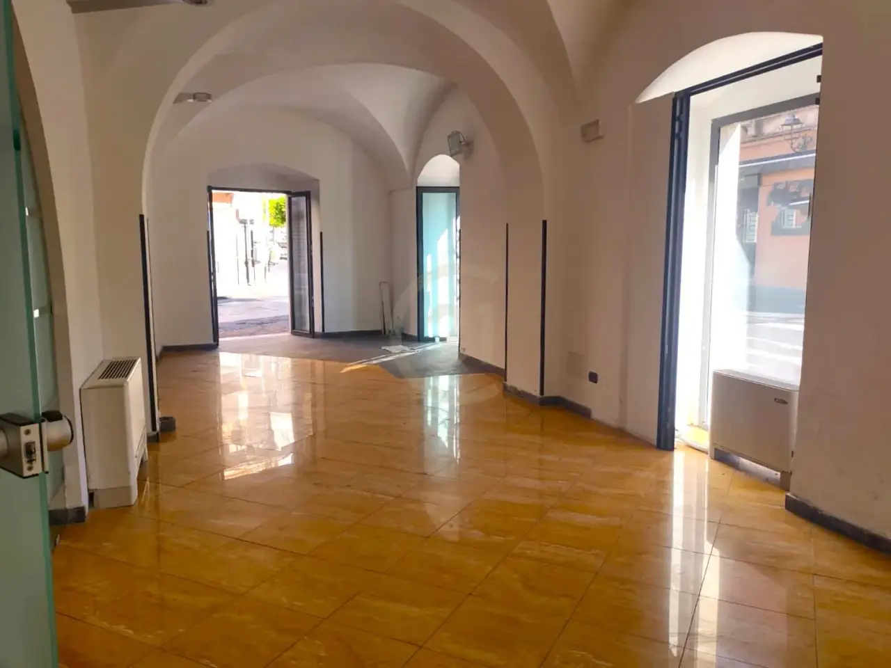 Palazzina commerciale in Via Matrice 1, Aci Catena, {3} - Foto 1