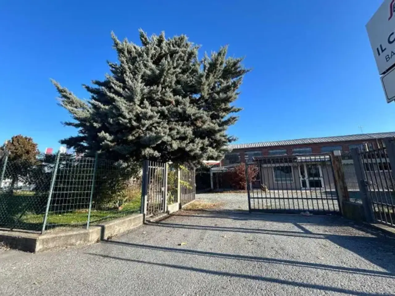 Negozio in Strada Provinciale Pinerolo, Saluzzo, {3} - Foto 1