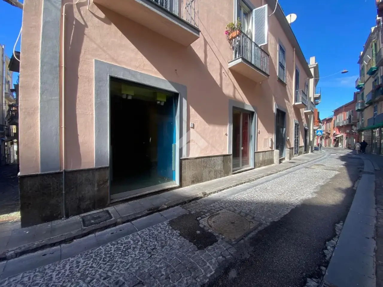 Negozio in Corso Giuseppe Garibaldi 7, Pozzuoli, {3} - Foto 1