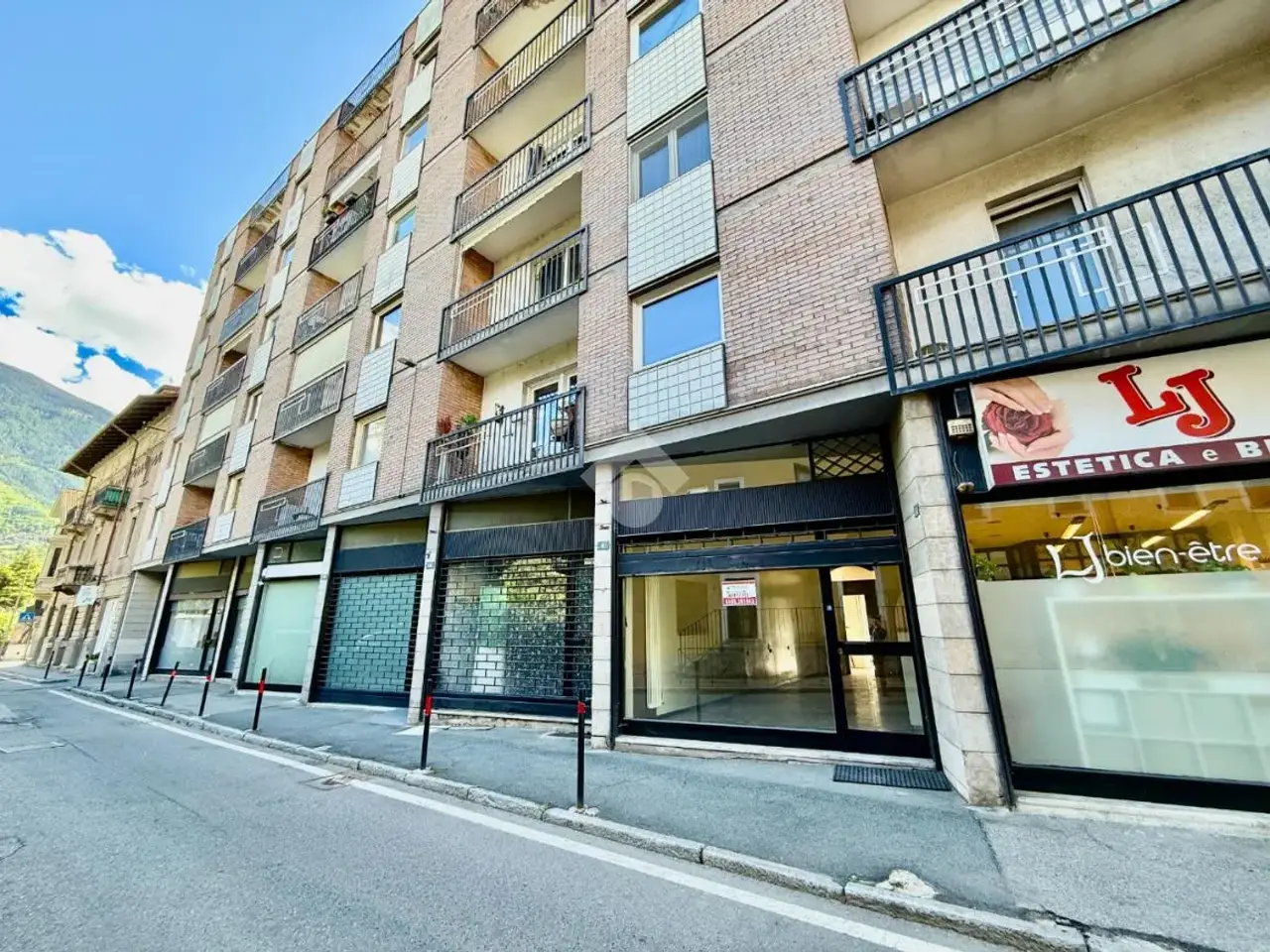 Negozio in Via Bramafam 6, Aosta, {3} - Foto 1