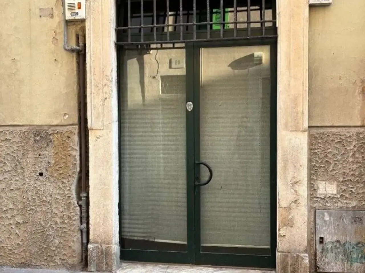 Locale commerciale in Via Carlo Cattaneo, Brescia, {3} - Foto 1