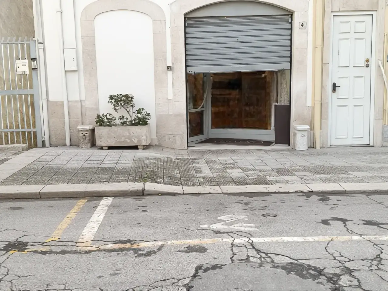 Negozio in Via Cavaliere Domenico Nicassio, Adelfia, {3} - Foto 1