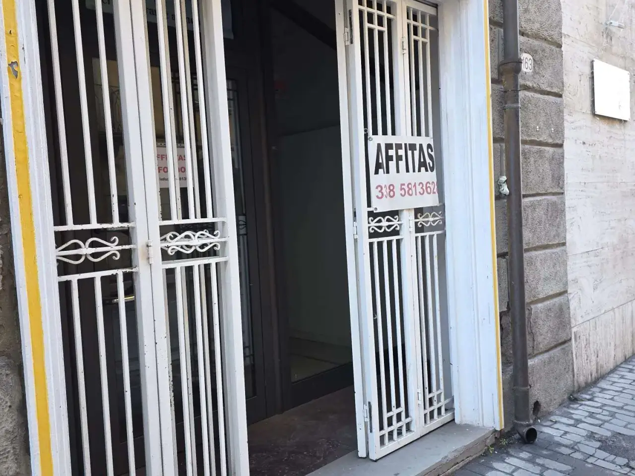 Negozio in Corso Matteotti 163, Pontedera, {3} - Foto 1