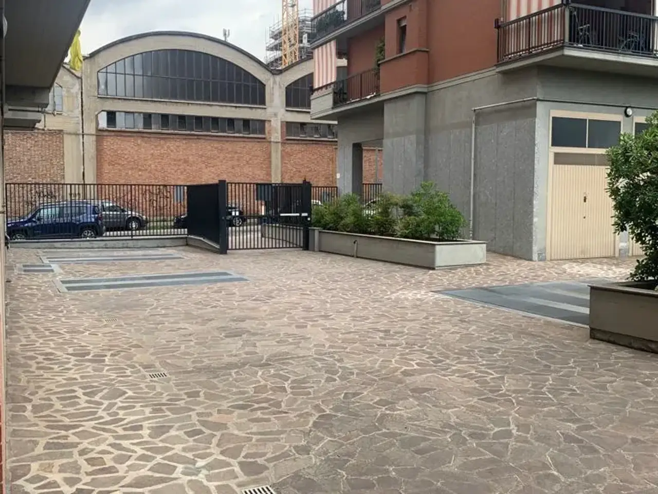 Parcheggio chiuso in Via Amalia Guglielminetti 10, Torino, {3} - Foto 1
