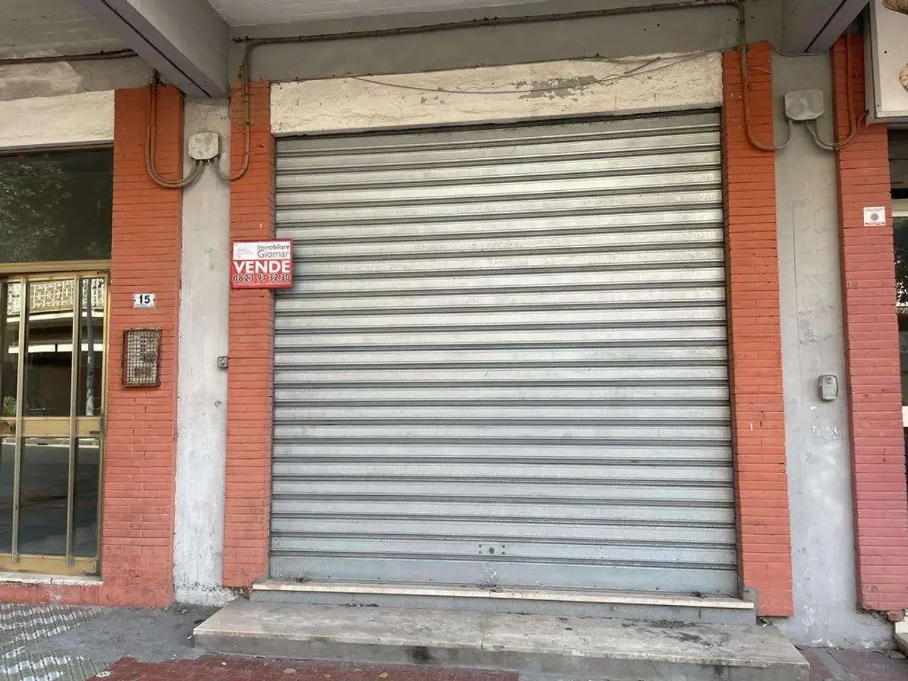 Negozio in Viale Marechiaro , Mondragone, {3} - Foto 2