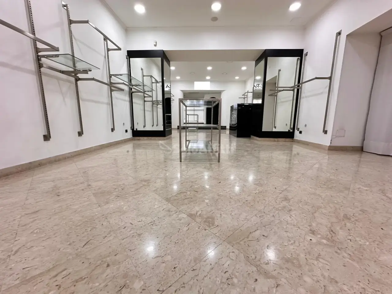 Negozio in Via Cristoforo Colombo 30, Caserta, {3} - Foto 2