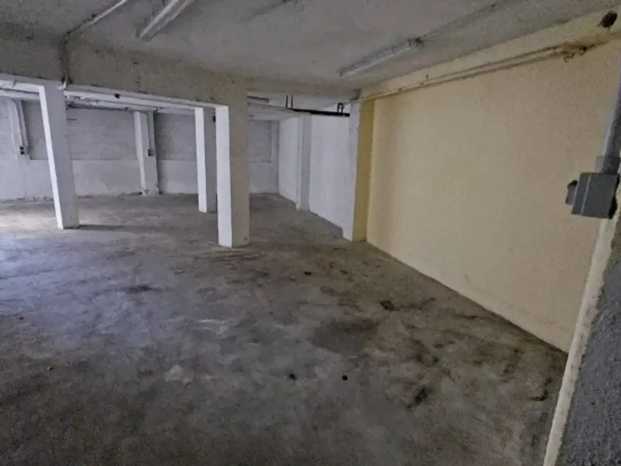 Parcheggio chiuso in Viale Cavour 44, Desenzano Del Garda, {3} - Foto 2