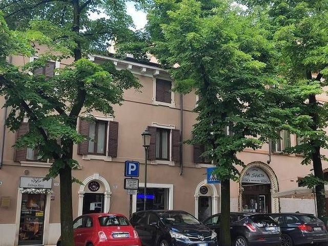 Geschäft in Via della Valverde 75, Verona - Foto 1