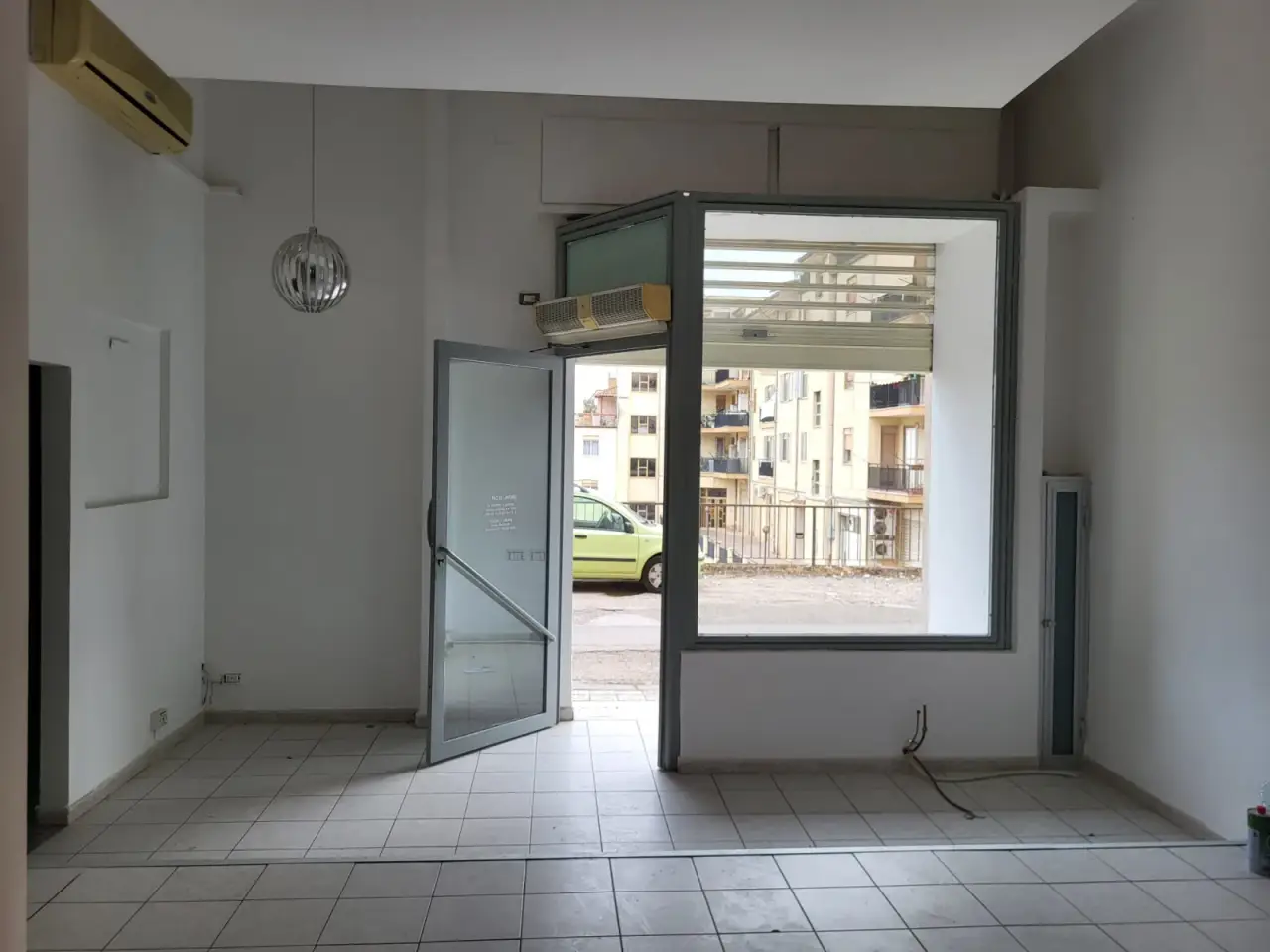 Negozio in Via Guglielmo Borremans 119, Caltanissetta, {3} - Foto 1