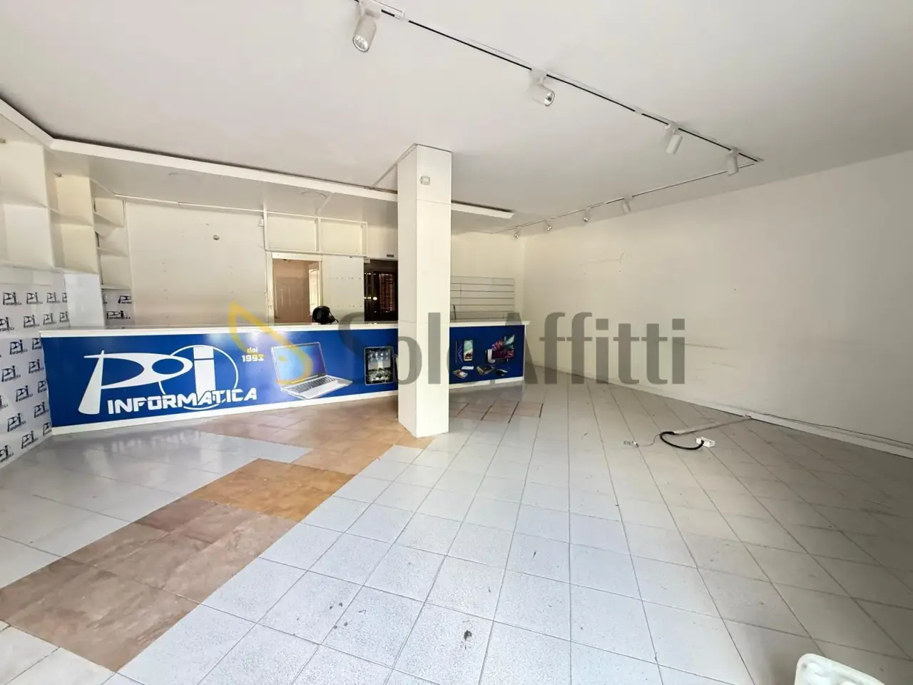 Negozio in Via John Fitzgerald Kennedy 28, Caserta, {3} - Foto 1