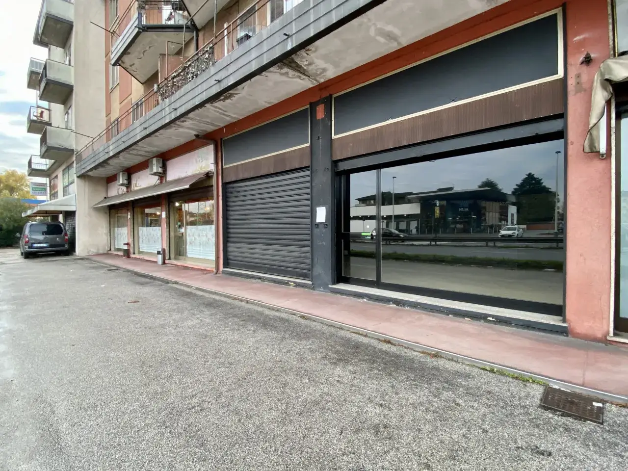 Negozio in Via Brigata Granatieri di Sardegna, 46, Vicenza, {3} - Foto 1