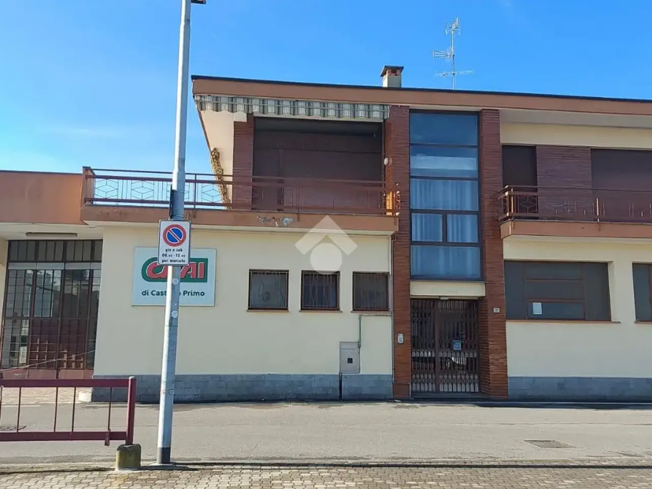 Negozio in Via Maria Montessori, Castano Primo, {3} - Foto 1