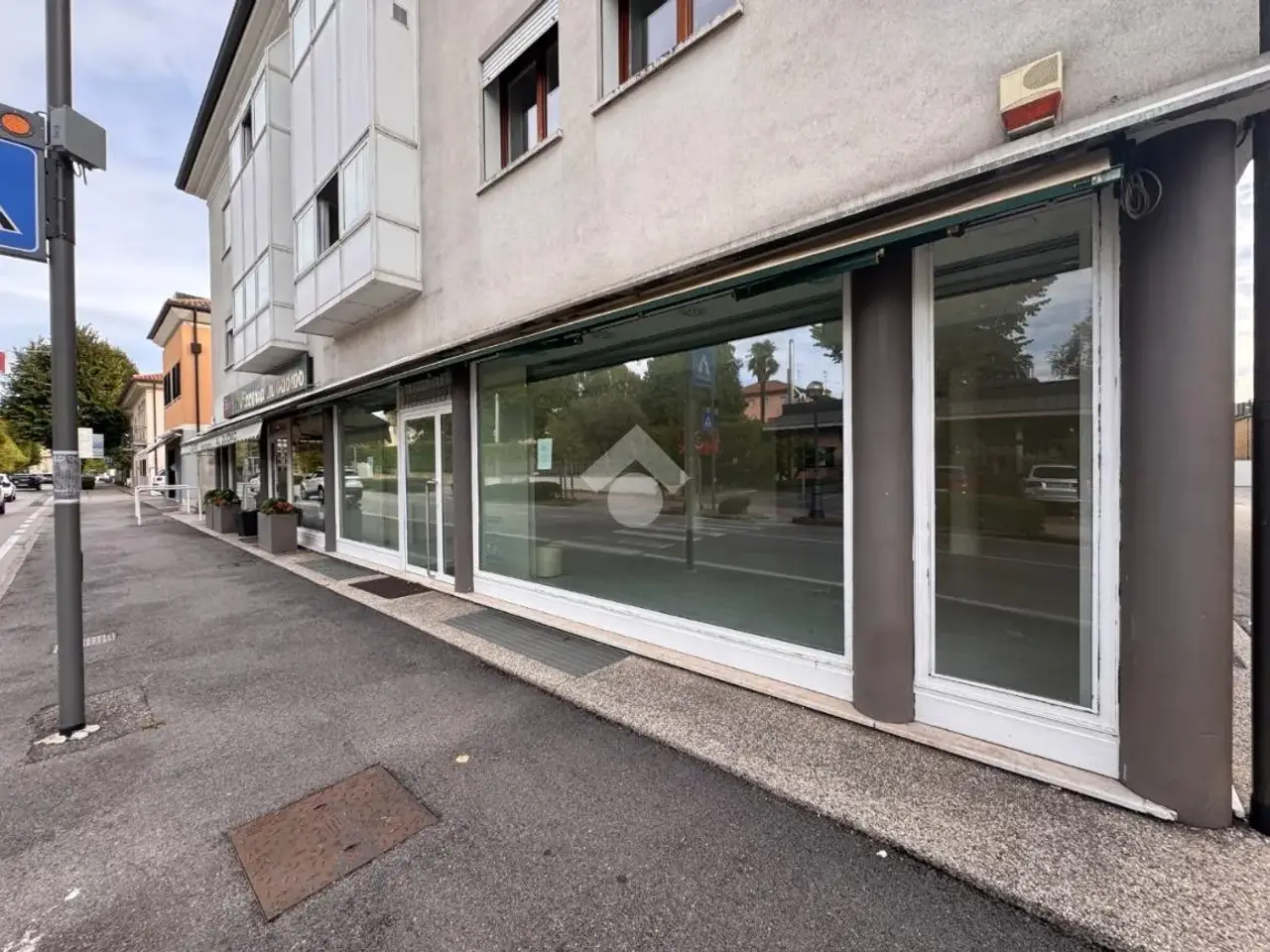 Negozio in Via Monte Grappa 7, Montebelluna, {3} - Foto 1