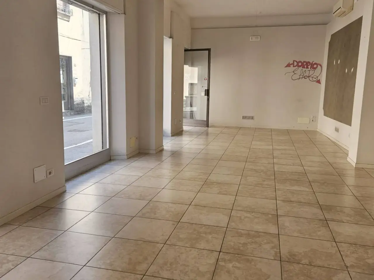 Esercizio commerciale in Via Gramsci 46, Oleggio, {3} - Foto 2
