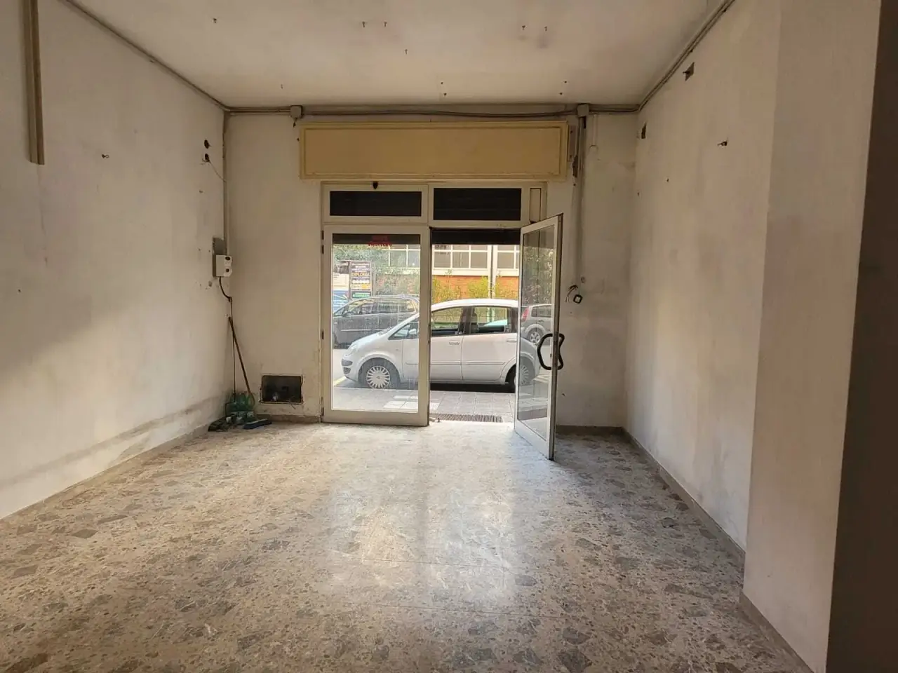 Negozio in Via Trieste 12, Pontecagnano Faiano, {3} - Foto 1