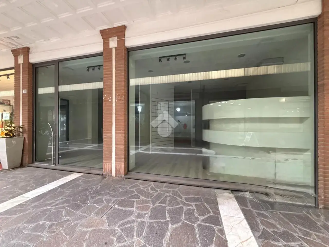 Negozio in Viale Roma 13, Cervia, {3} - Foto 1