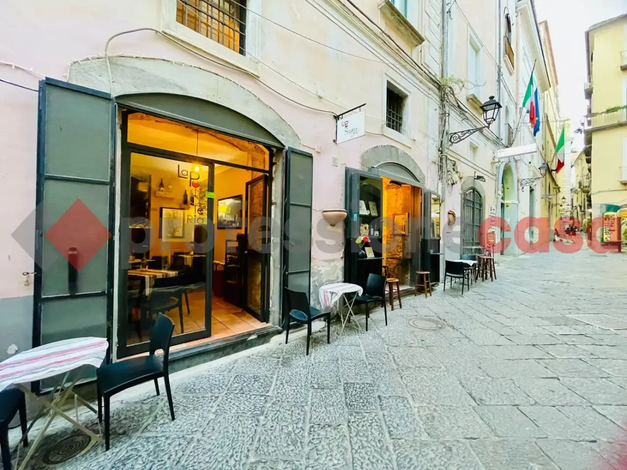 Esercizio commerciale in Via Duomo 13, Salerno, {3} - Foto 1