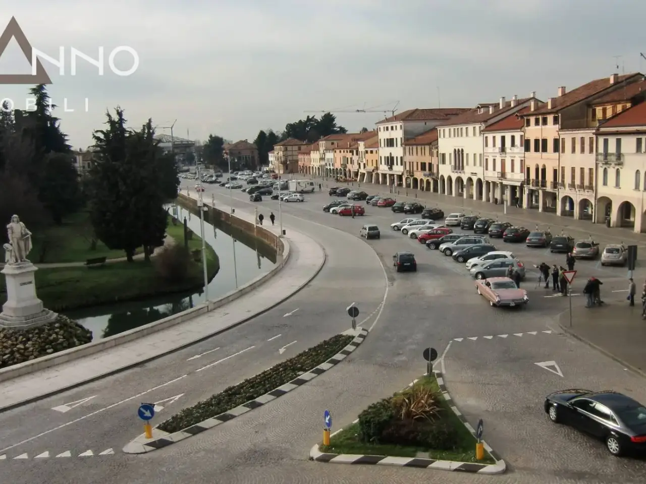 Esercizio commerciale in Piazza Giorgione, Castelfranco Veneto, {3} - Foto 1