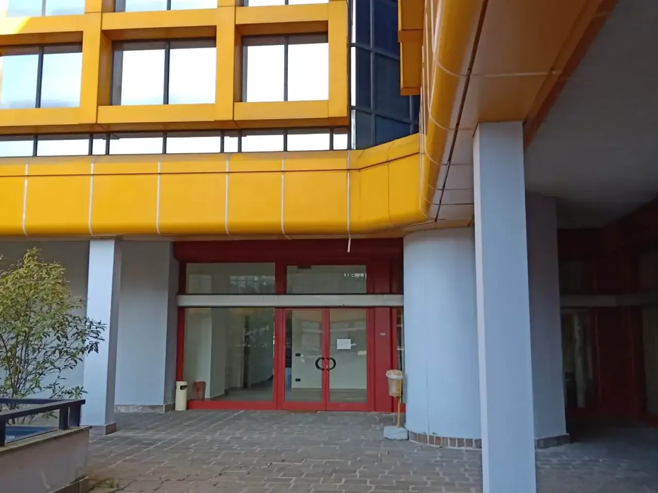 Negozio in Via Raffaello Sanzio - Via Vittorio Veneto, Gallarate, {3} - Foto 1