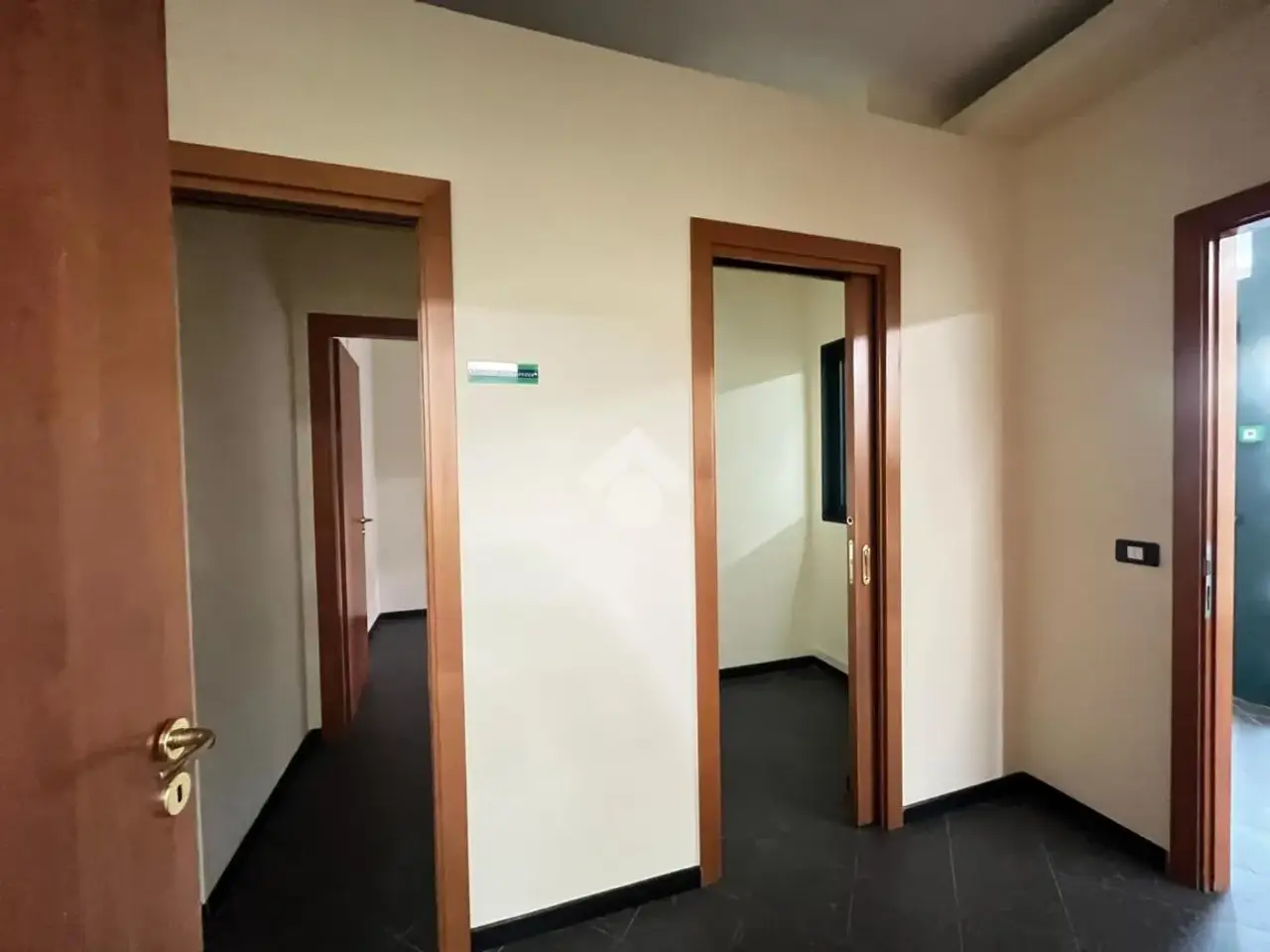 Palazzina commerciale in Corso Italia 131, Montalto Uffugo, {3} - Foto 2