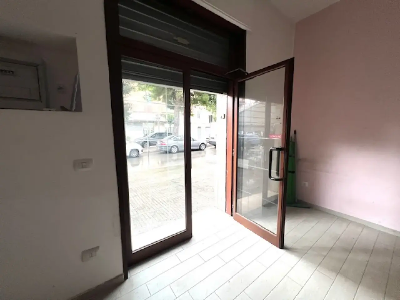 Negozio in Viale Commenda 108, Brindisi, {3} - Foto 1