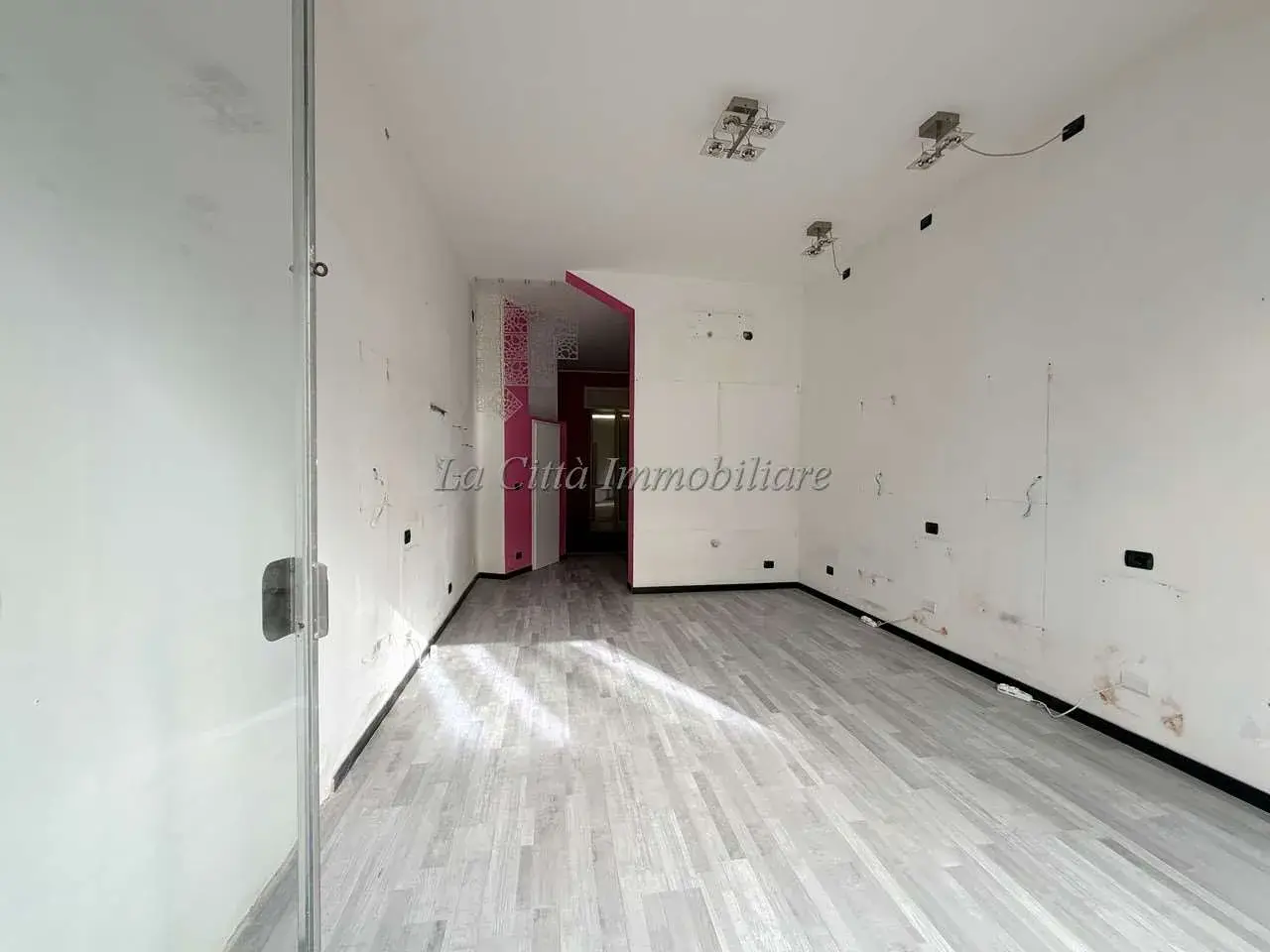 Negozio in Via Custodi 1/E, Novara, {3} - Foto 1