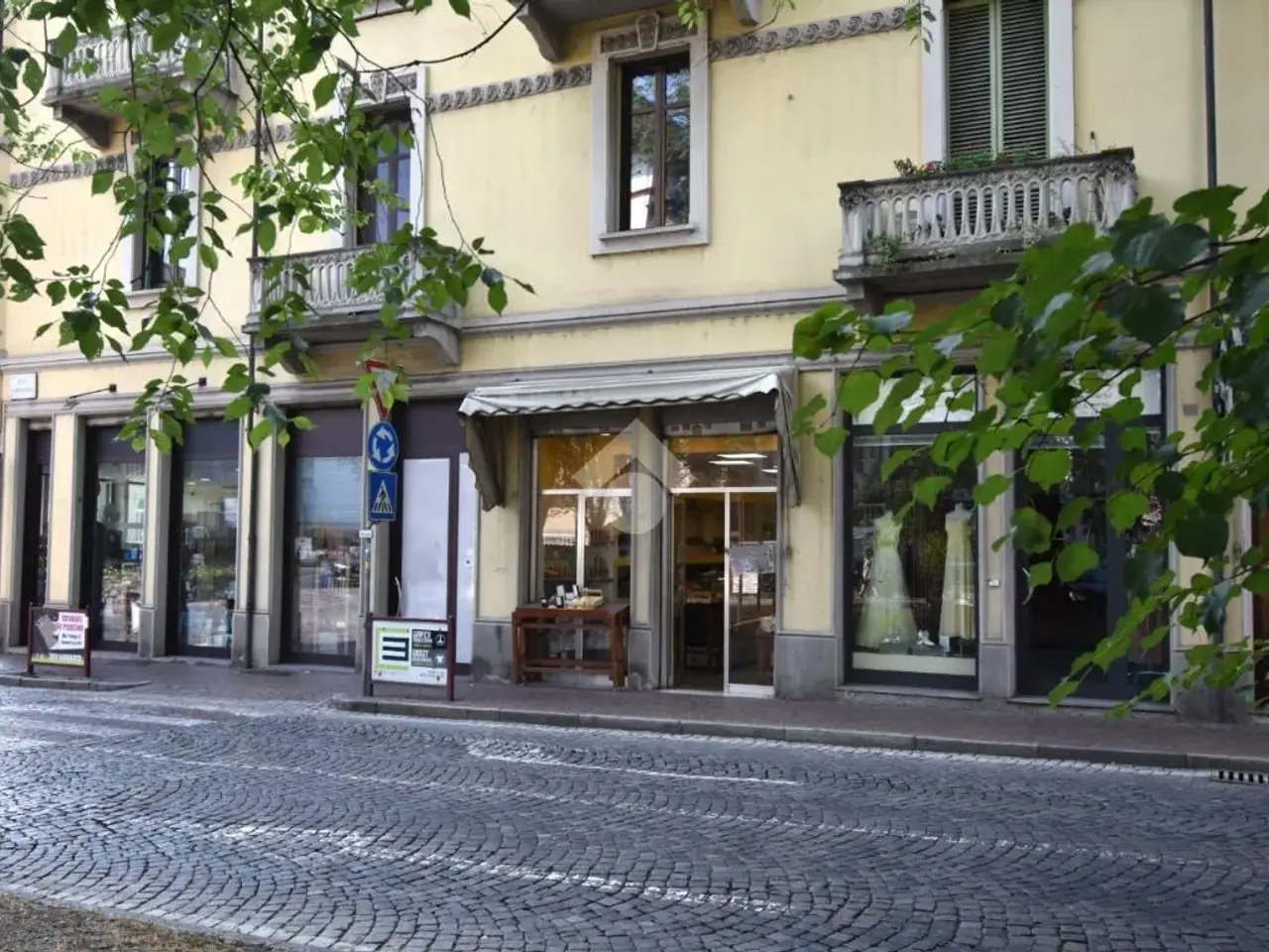 Negozio in Piazza La Marmora 2, Ivrea, {3} - Foto 1