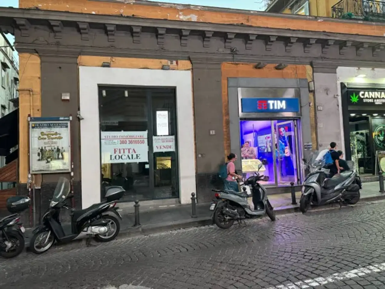 Abbigliamento in Via dei Mille, Napoli, {3} - Foto 2