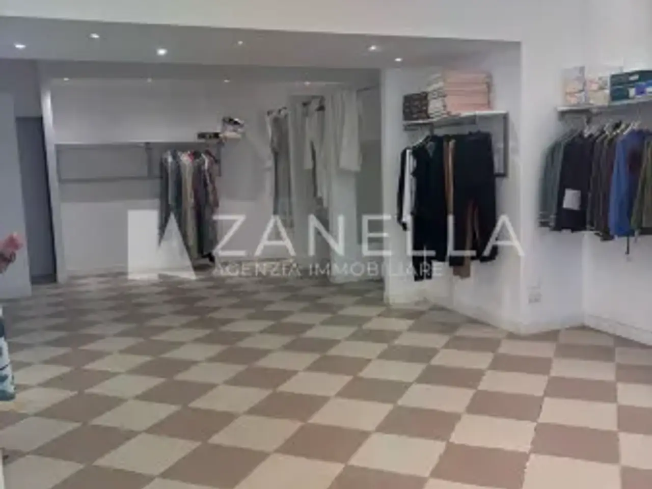 Negozio in Via San Pio X, Castelfranco Veneto, {3} - Foto 1
