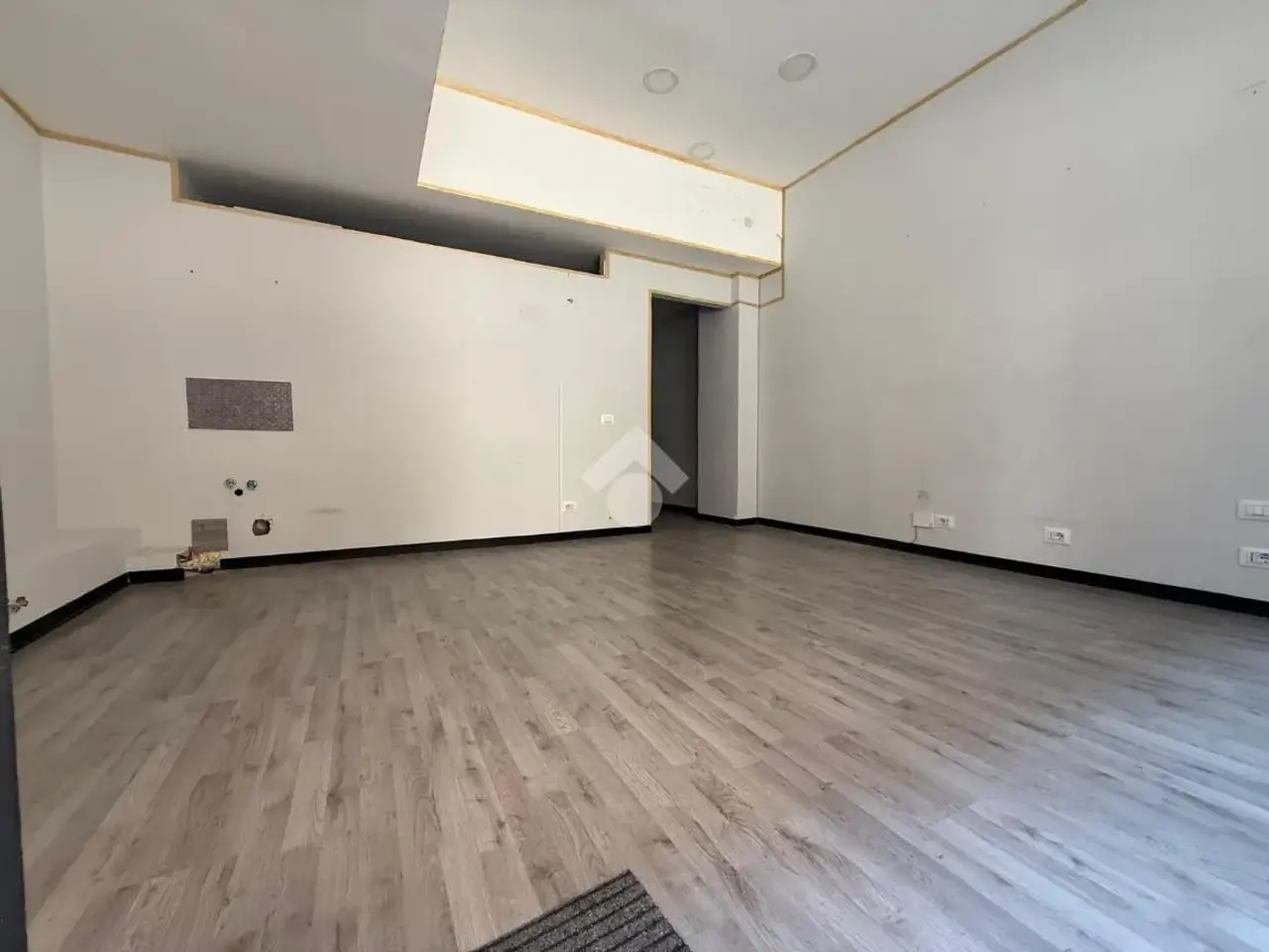 Negozio in Via Carlo Cattaneo 24, Verona, {3} - Foto 1