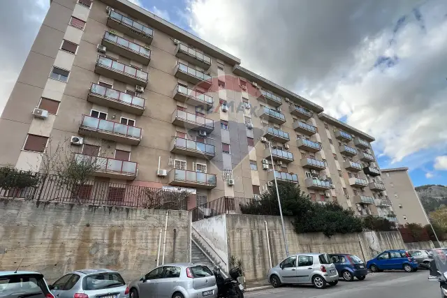 Vierzimmerwohnung in Via Bronte 72, Palermo - Foto 1