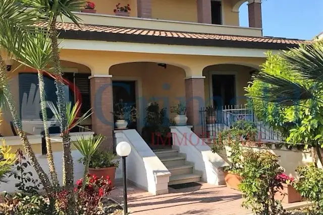 Villa in Via Monte d'Alba 48/B, Trani - Foto 1