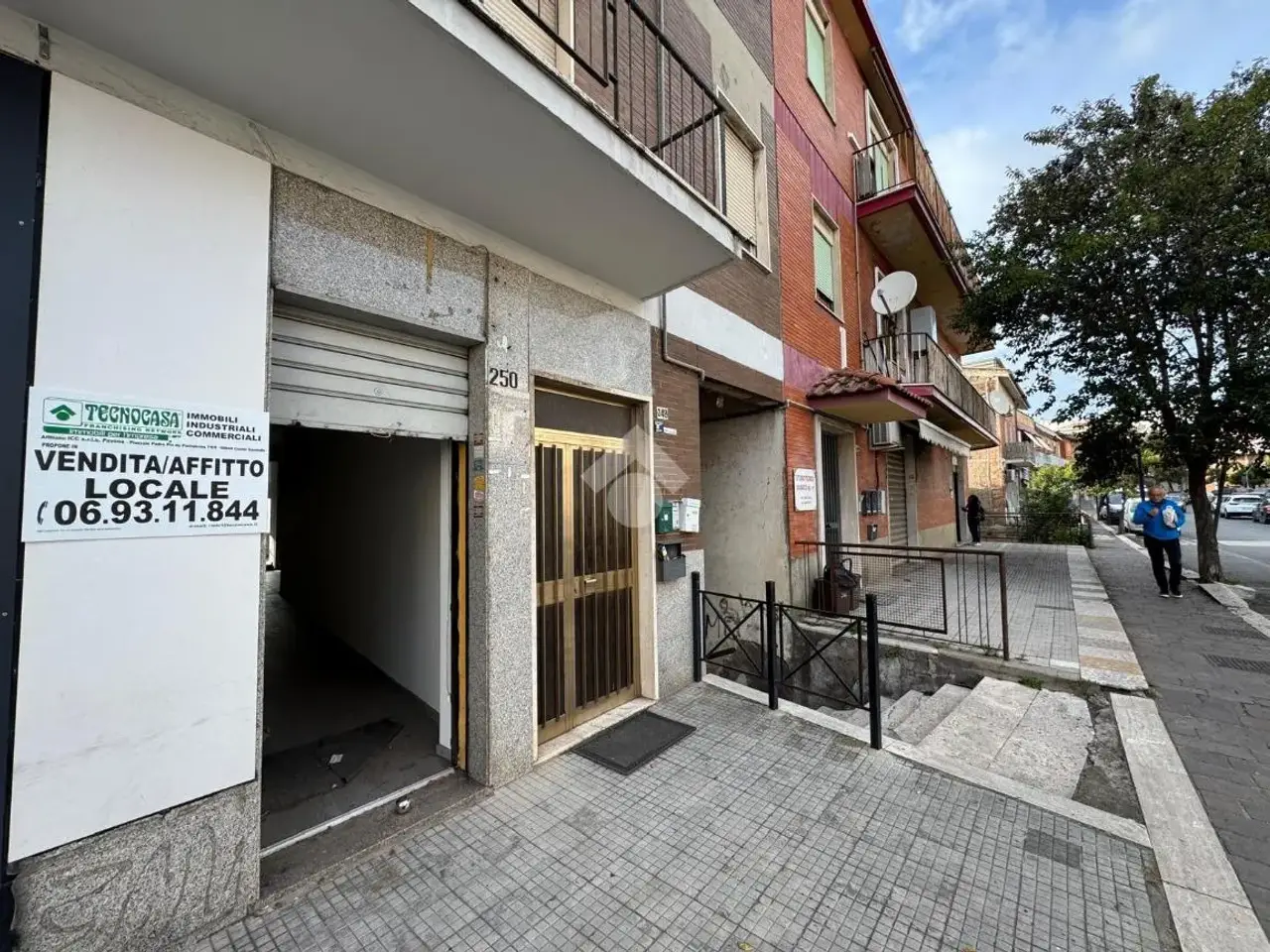 Negozio in Via Nettunense 250, Albano Laziale, {3} - Foto 1