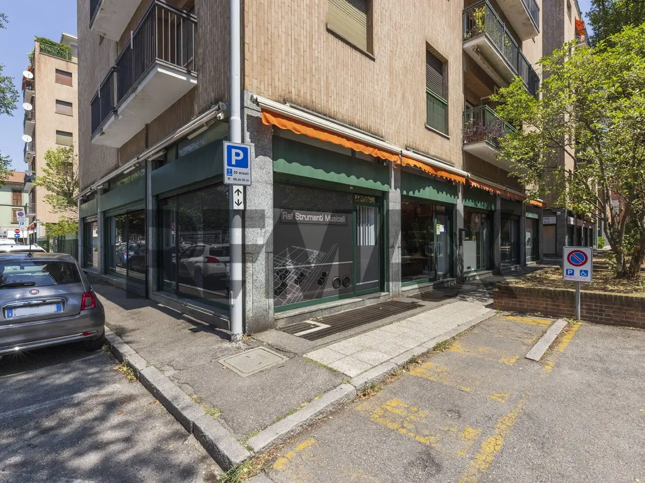 Negozio in Via Burigozzi 2, Busto Arsizio, {3} - Foto 1