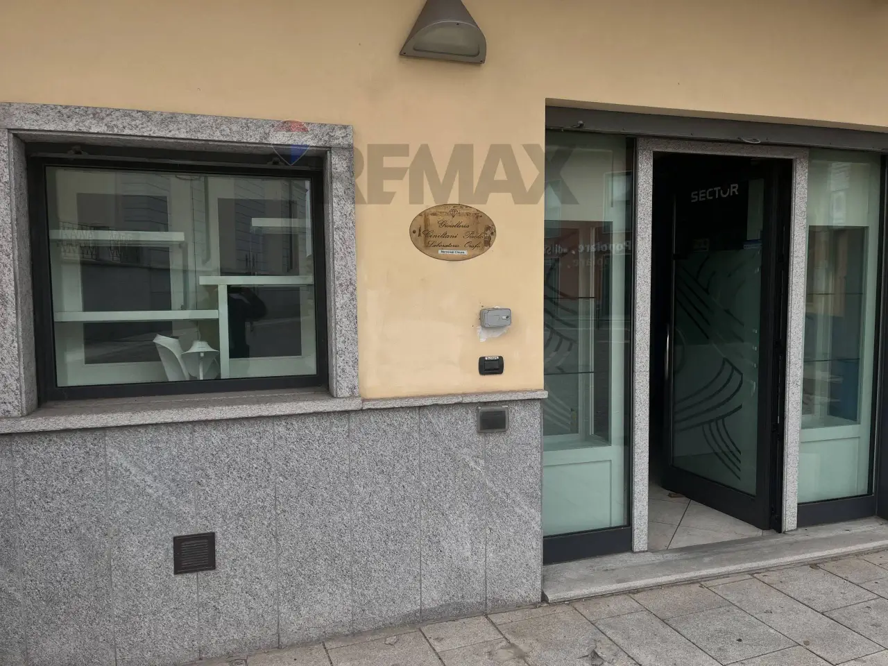 Negozio in Piazza Solferino 10, Carnago, {3} - Foto 2