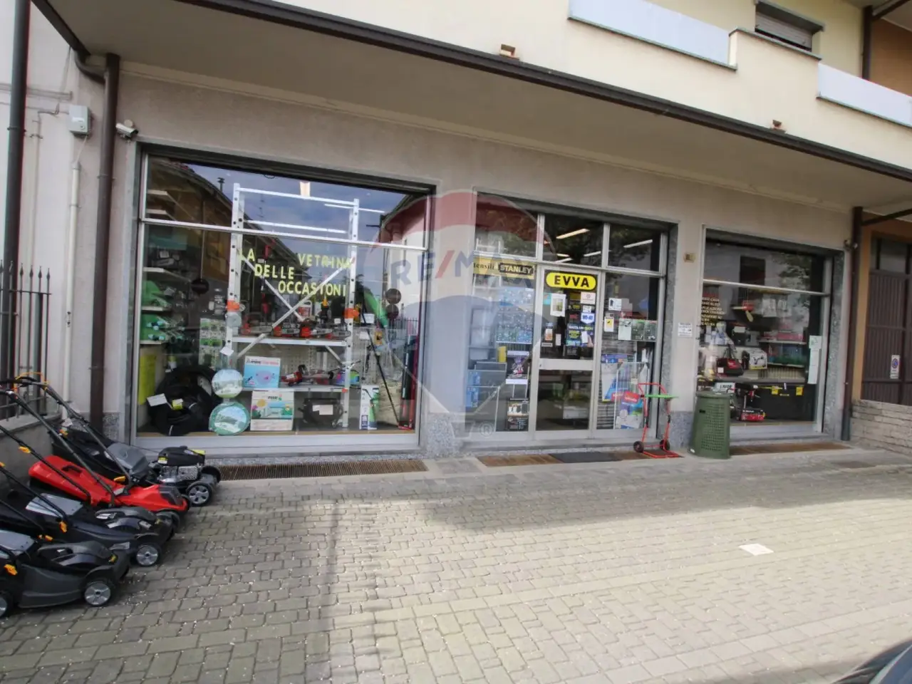 Esercizio commerciale in Via Trieste 30, Limbiate, {3} - Foto 1