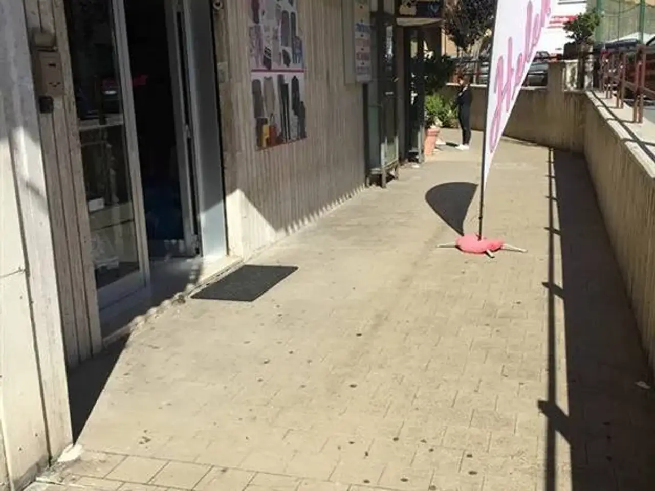 Negozio in Viale Europa San Nicola La Strada, San Nicola La Strada, {3} - Foto 1