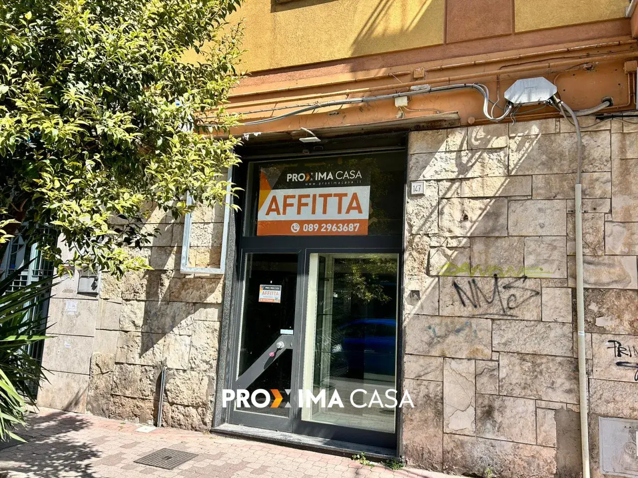 Negozio in Via Torrione 147, Salerno, {3} - Foto 2