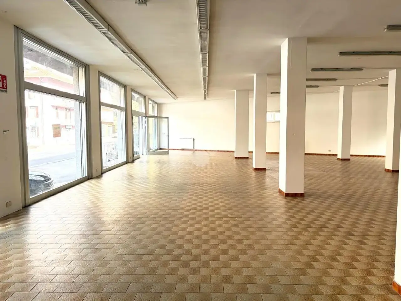 Negozio in Via Roccole 66, Darfo Boario Terme, {3} - Foto 1