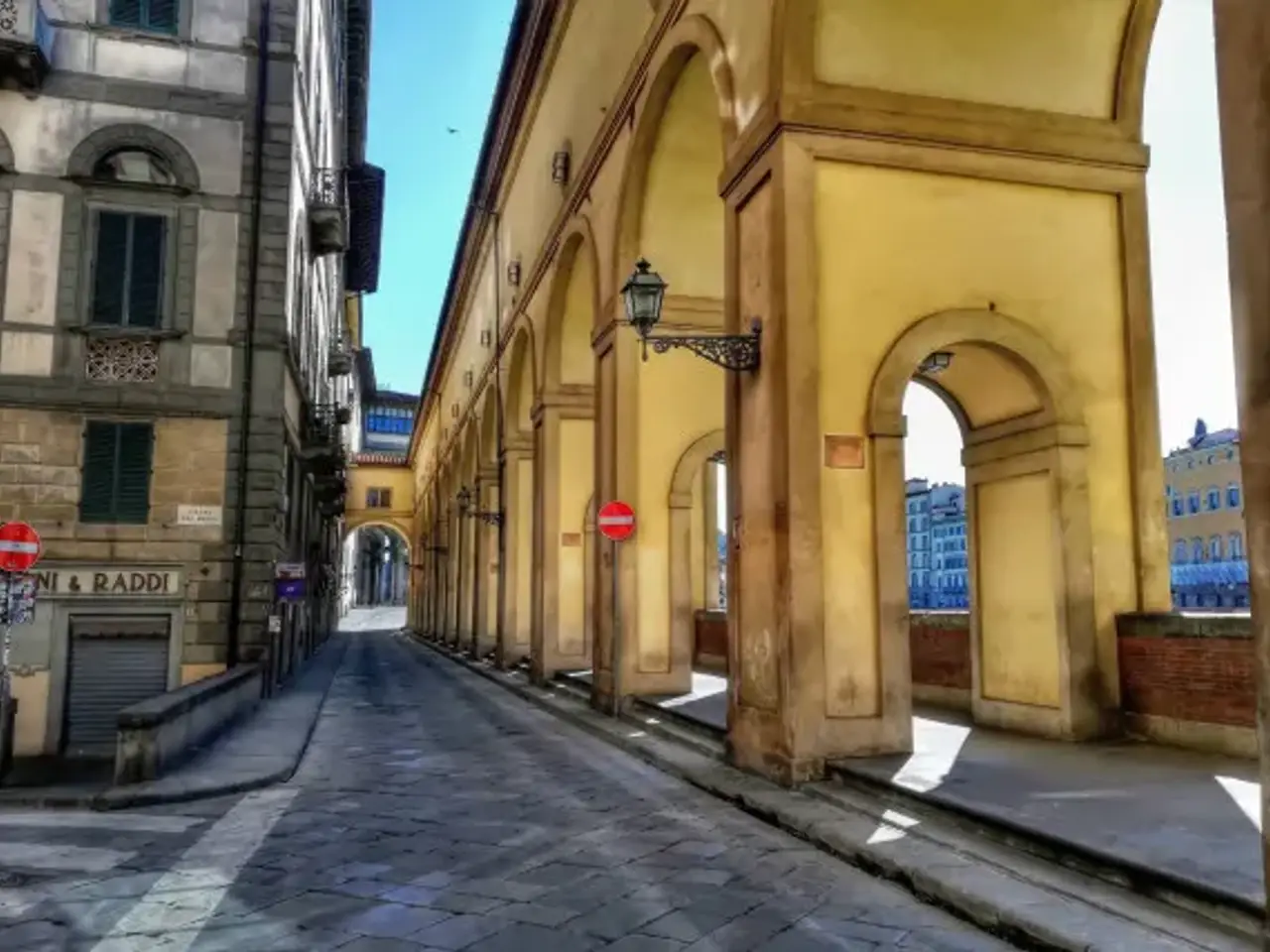 Abbigliamento in Via dei Tornabuoni 1, Firenze, {3} - Foto 2