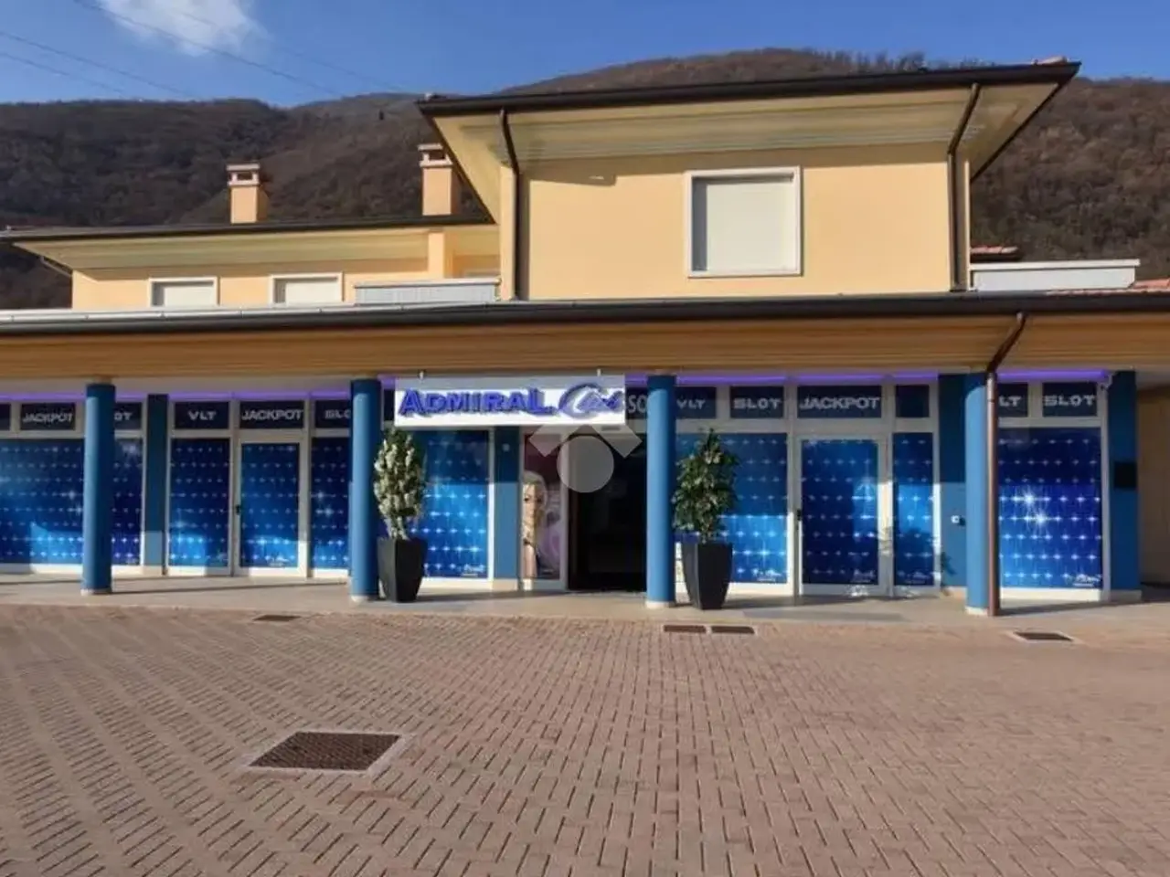 Palazzina commerciale in Via Monte Pasubio 44, Piovene Rocchette, {3} - Foto 1