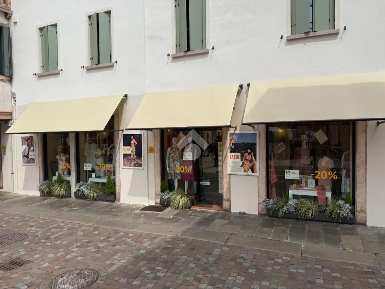 Negozio in Vicolo J. da Ponte 51, Bassano Del Grappa, {3} - Foto 2