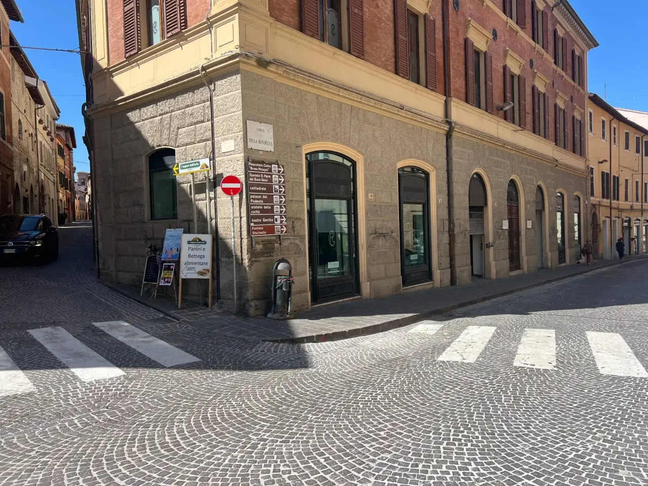 Negozio in Corso della Repubblica 73, Fabriano, {3} - Foto 1