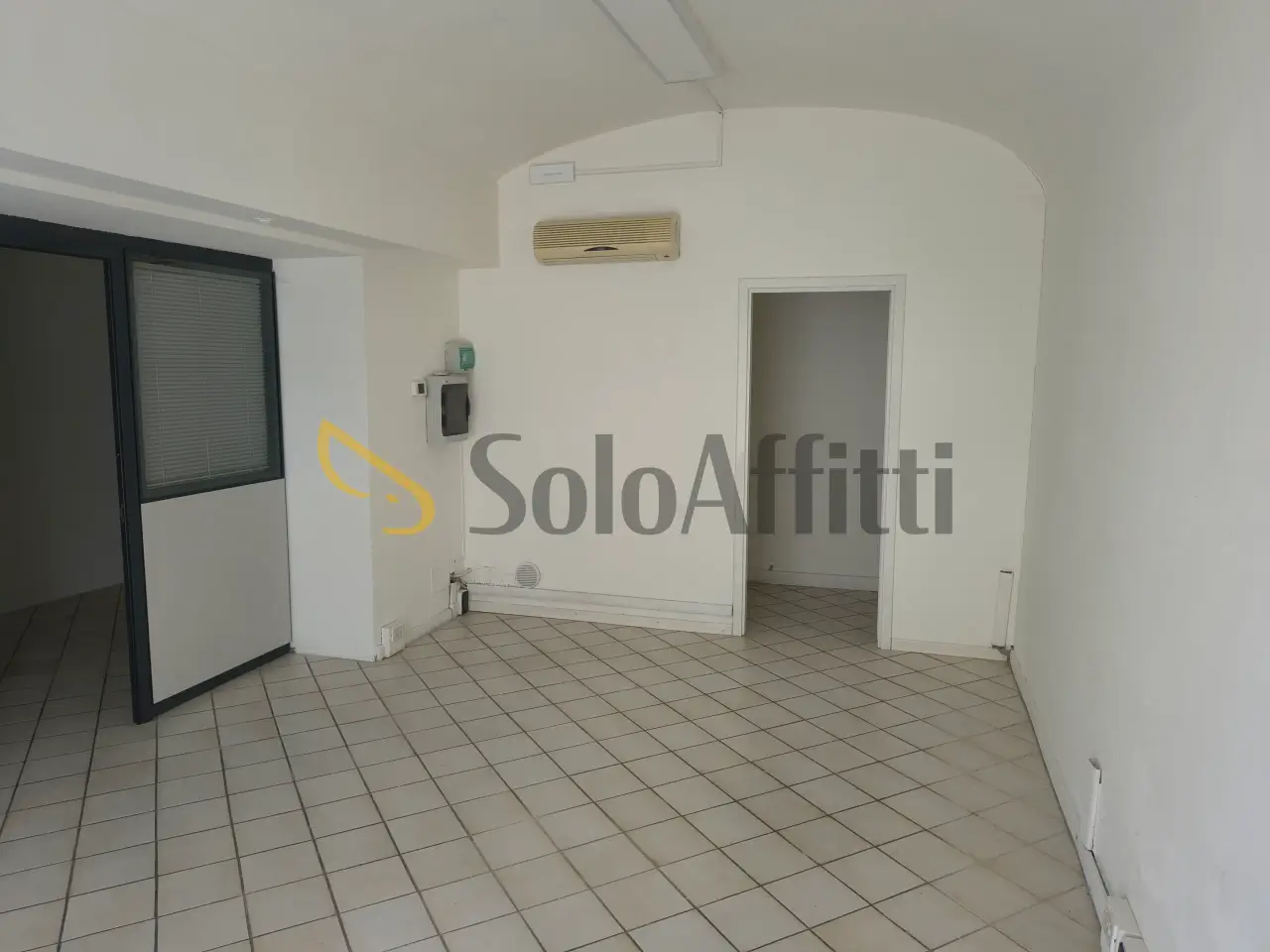 Negozio in Piazza Martiri Partigiani, Sassuolo, {3} - Foto 1