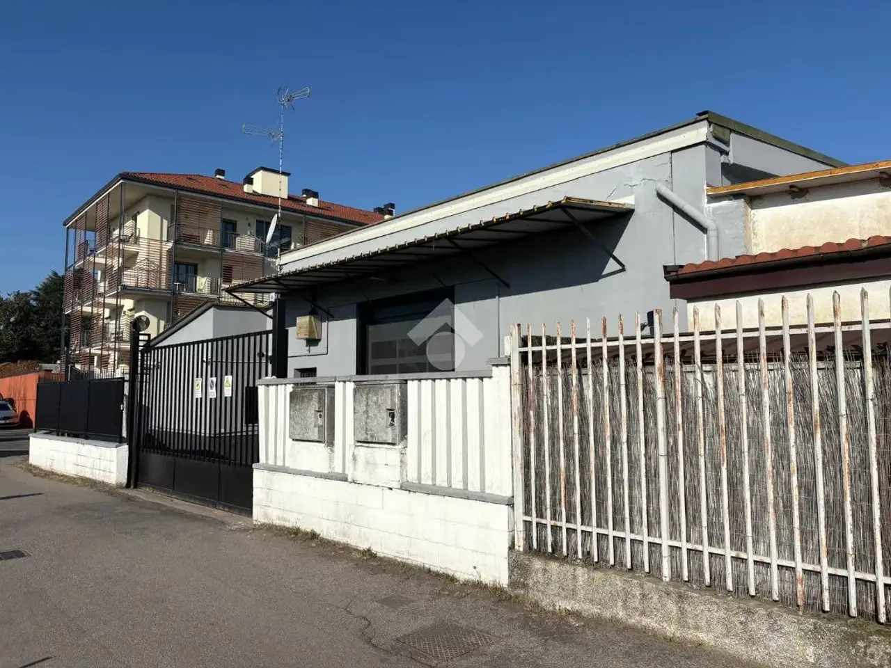 Capannone in Via Frosinone 4, Milano, {3} - Foto 1