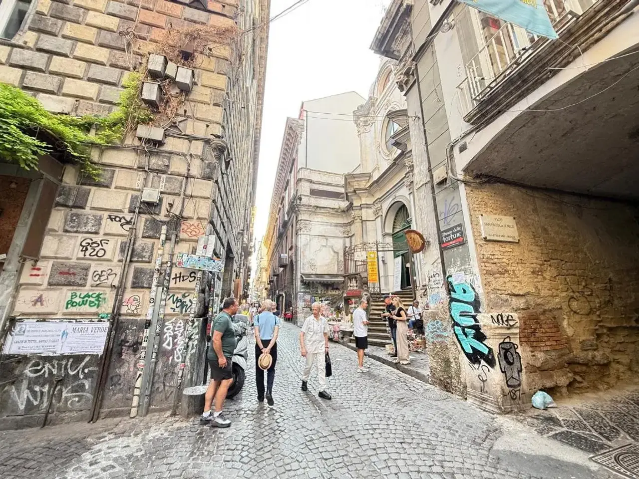 Negozio in Vico Ss. Filippo E Giacomo 38, Napoli, {3} - Foto 1